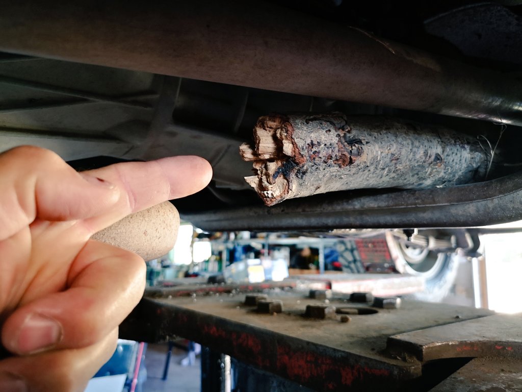darrellmorvik's tweet photo. I'm thinking this is not supposed to be mounted above the skid plate on a '93 #JeepWrangler #YJ.  The things that happen when you're checking cows....  🐂🤔😉
#RanchLife #ranchin #JeepLife #jeepers #firewood #swsask https://t.co/xcQEN4LZ8x