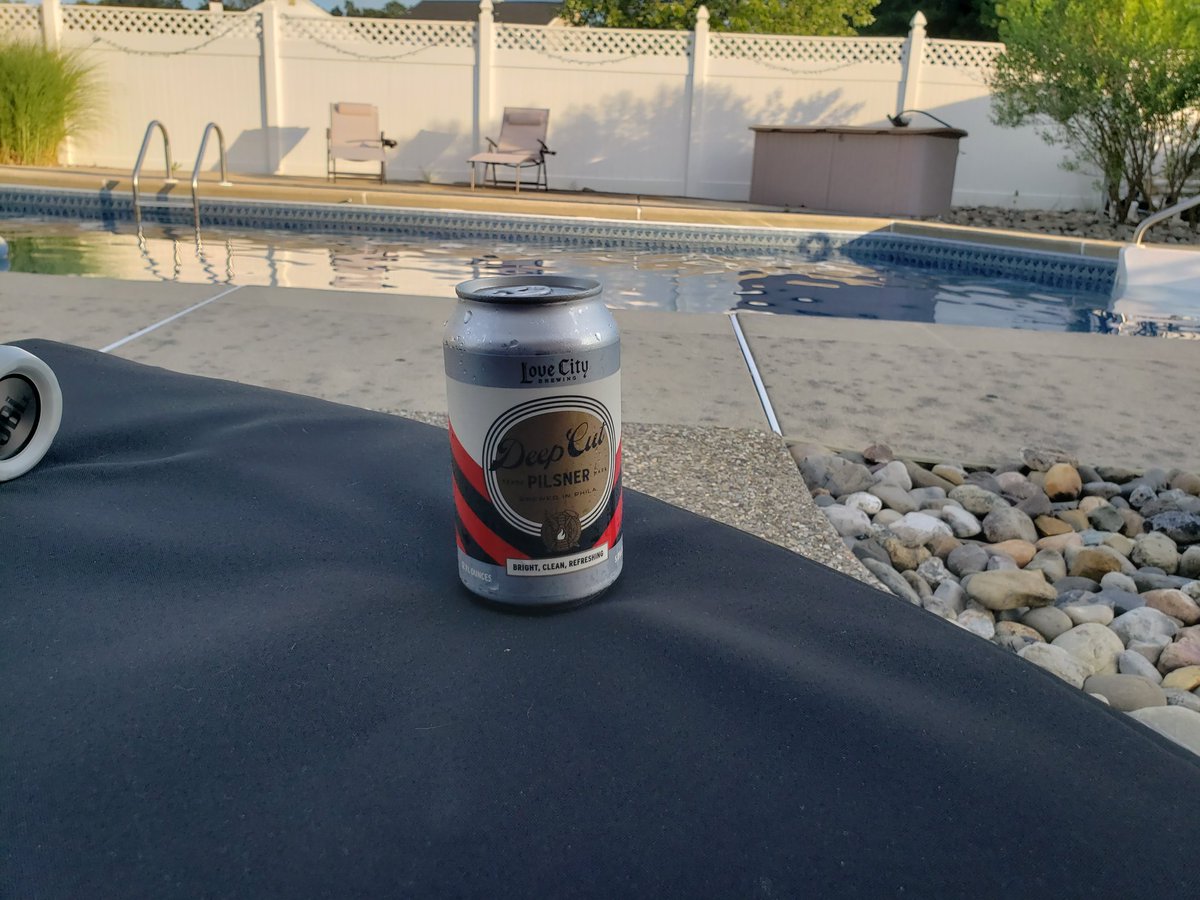 SteveBlake5150's tweet photo. @lovecitybrewing thanks from your UPS guy. #poolside #beerrules https://t.co/u7YKo4OJAV