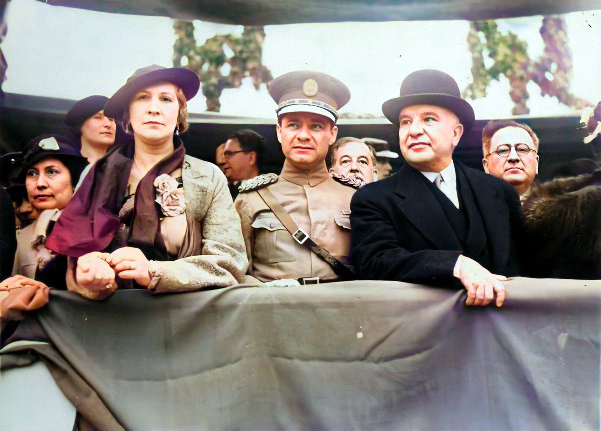 Enrique_Cosp's tweet photo. Estuve jugando con fotos históricas para darles más nitidez y color.

Voy compartiendo algunos resultados. La primera:

El Presidente Eusebio Ayala, el General José Félix Estigarribia y la Primera Dama Marcelle Durand, durante el Desfile de la Victoria en agosto de 1935. https://t.co/ljvXSASOEB