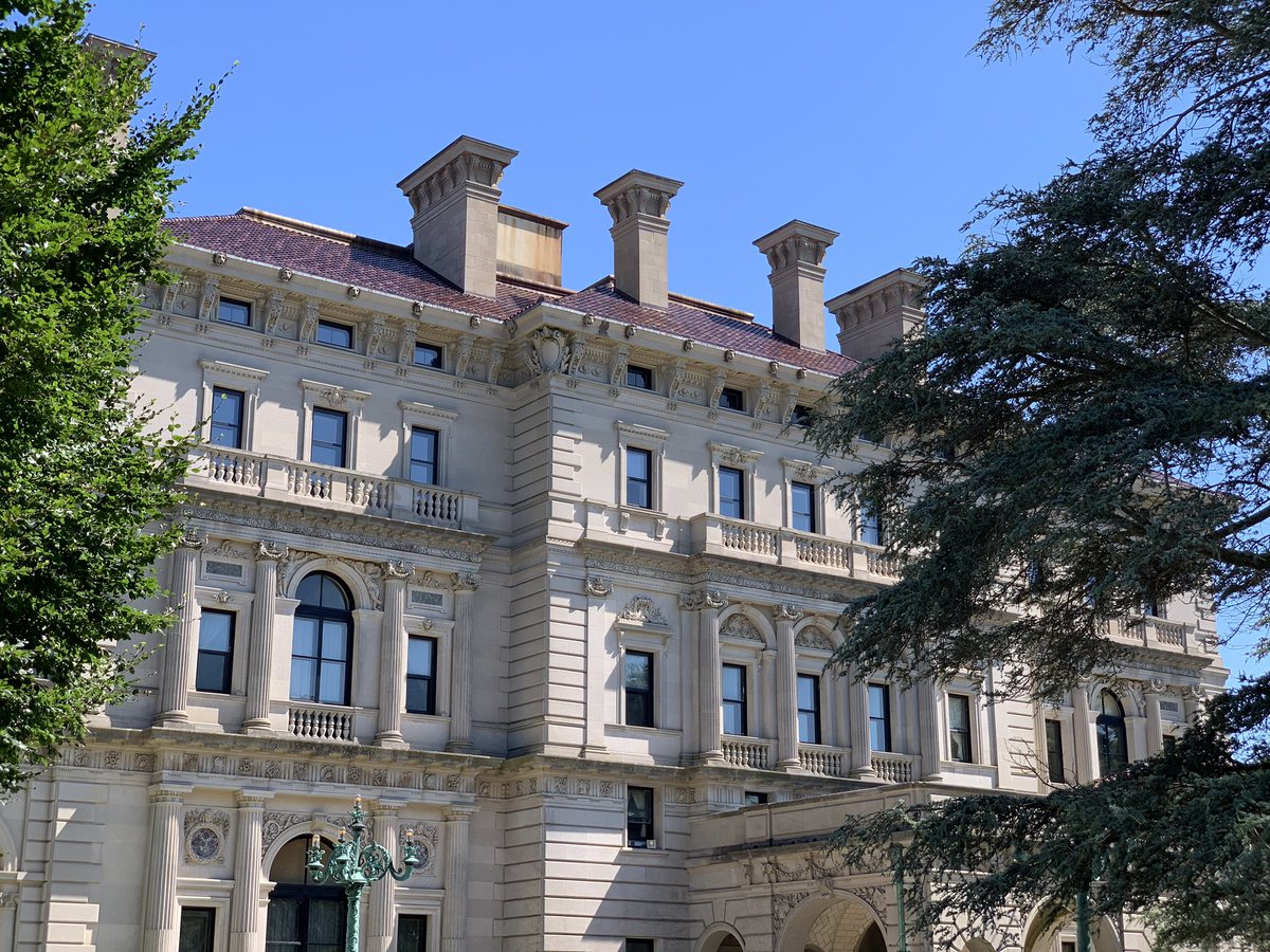 takarocks_jp's tweet image. ロードアイランド州のヴァンダービルトさん家にお呼ばれして行ってきたよ！
大豪邸でこれでもか❗️の調度品‼️景色も最高なこの立地‼️ヴェルサイユ宮殿かと思ったよ。
#TheBreakers #RhideIsland #Newport