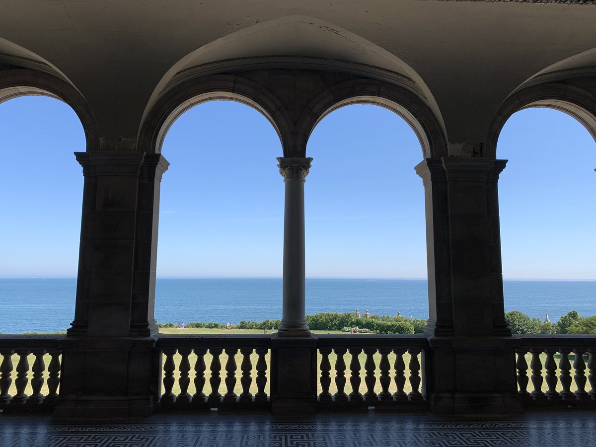 takarocks_jp's tweet image. ロードアイランド州のヴァンダービルトさん家にお呼ばれして行ってきたよ！
大豪邸でこれでもか❗️の調度品‼️景色も最高なこの立地‼️ヴェルサイユ宮殿かと思ったよ。
#TheBreakers #RhideIsland #Newport