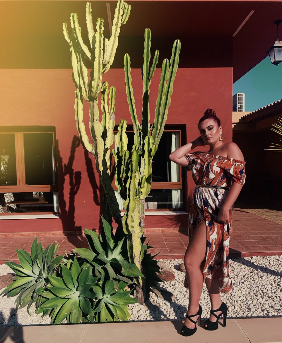 OfficialPaulaMS's tweet photo. No puedo en un solo día cambiar el desierto pero puedo empezar haciendo un oasis 🌵
Vestido y pendientes : @nuestramalditamoda https://t.co/cl2CCryDUw