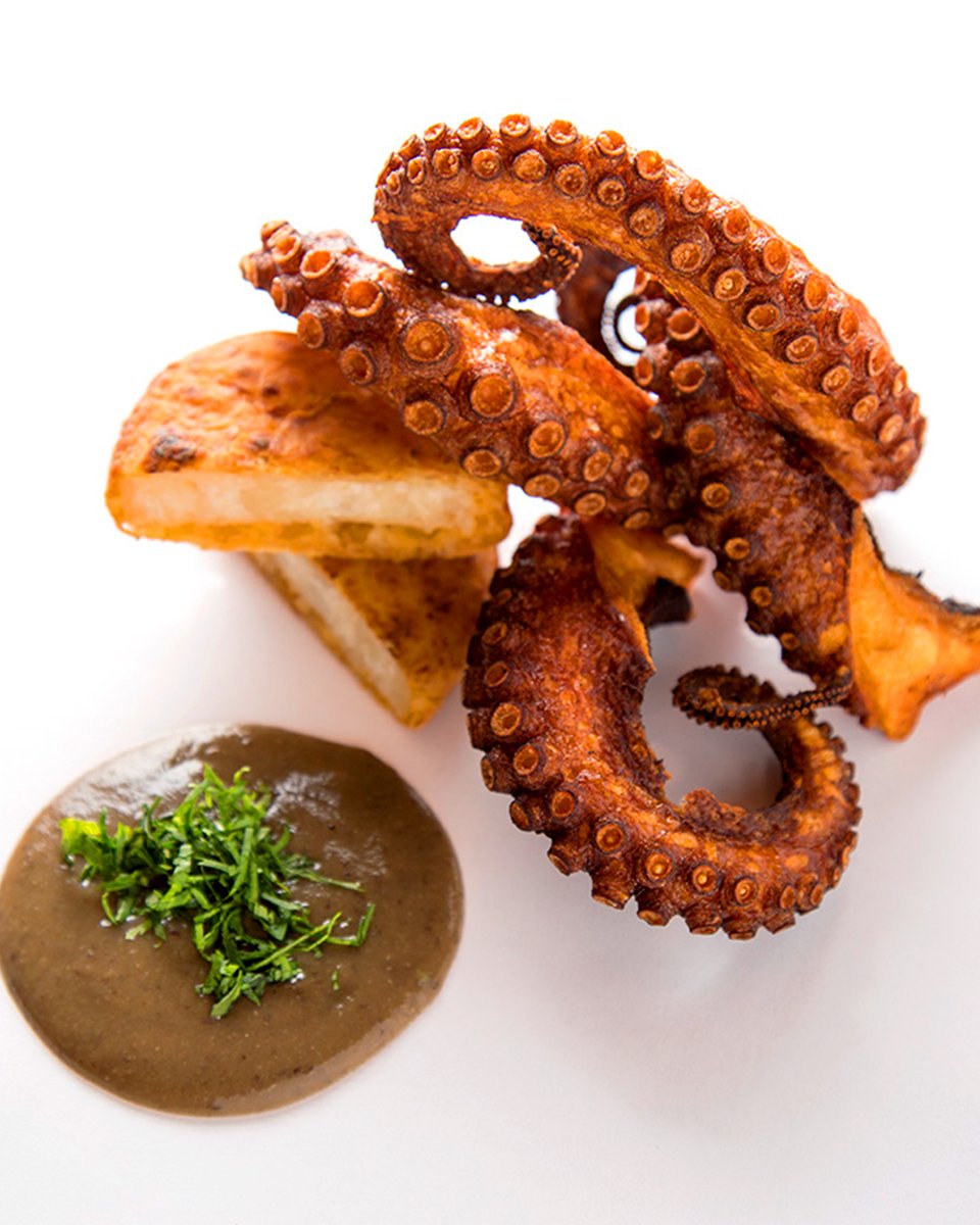 📸 Pulpo dorado, atapakua michoacana de frijol y cilantro, chinchayote frito, arroz Basmati aromatizado con cardamomo.