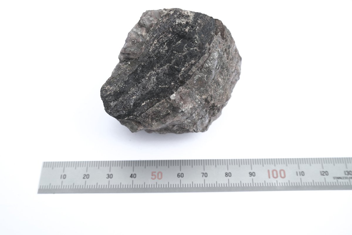 RoyMBlackTin's tweet photo. #stonesathome
Not so much a stone at home. This one is kept strictly outdoors.
An innocuous looking piece of rock has the ability to fog photosensitive paper.
Pitchblende, it was the only interesting rock on a very boring sedimentary mine dump.
It's 'hot' as hell. https://t.co/HK6fNGYFF3