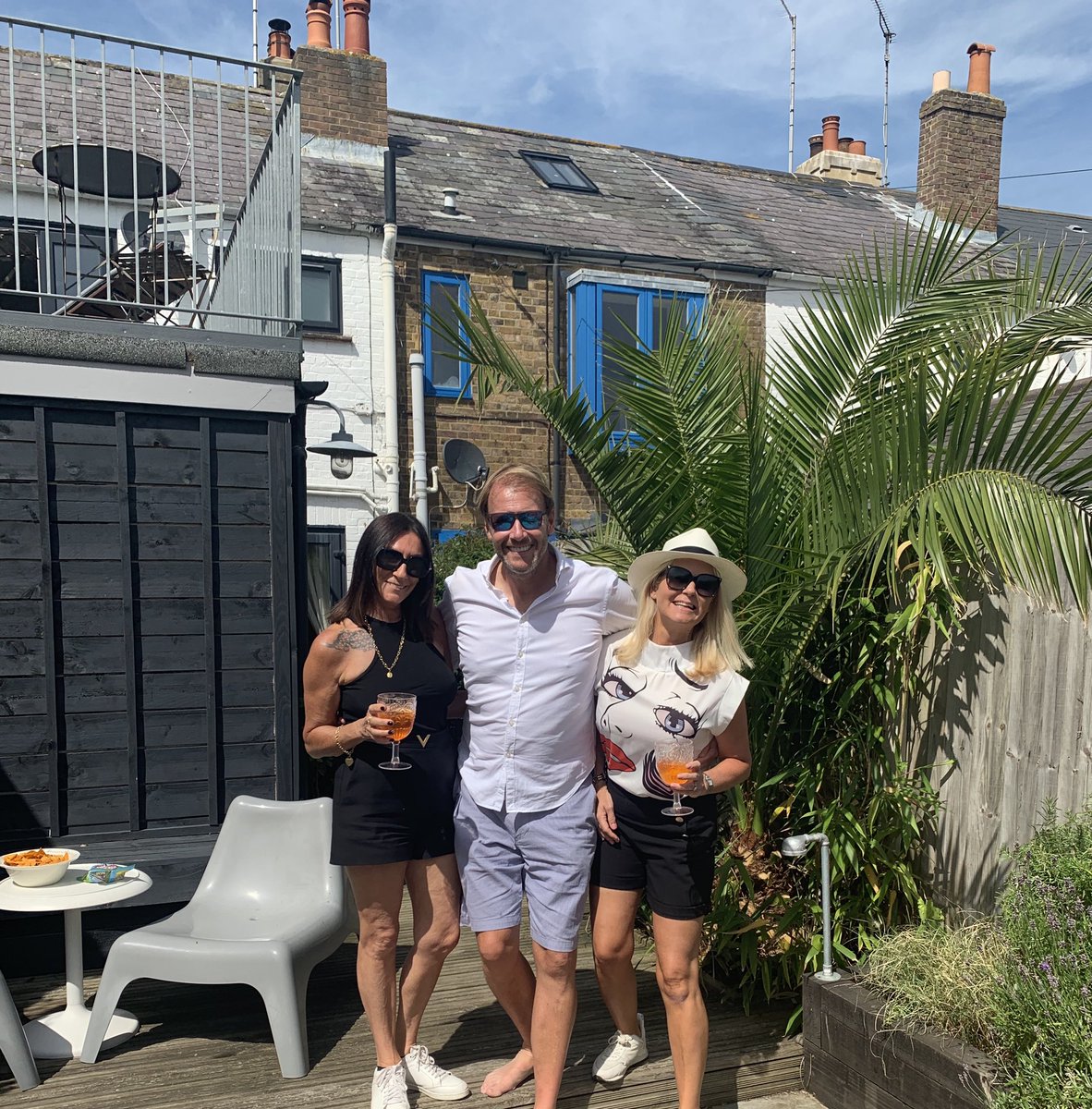 CatsCompilation's tweet image. A return to some kind of normality! 🤗❤️😎 #Friendship #EasingLockdown #Finally #ARatherWonderfulAfternoon