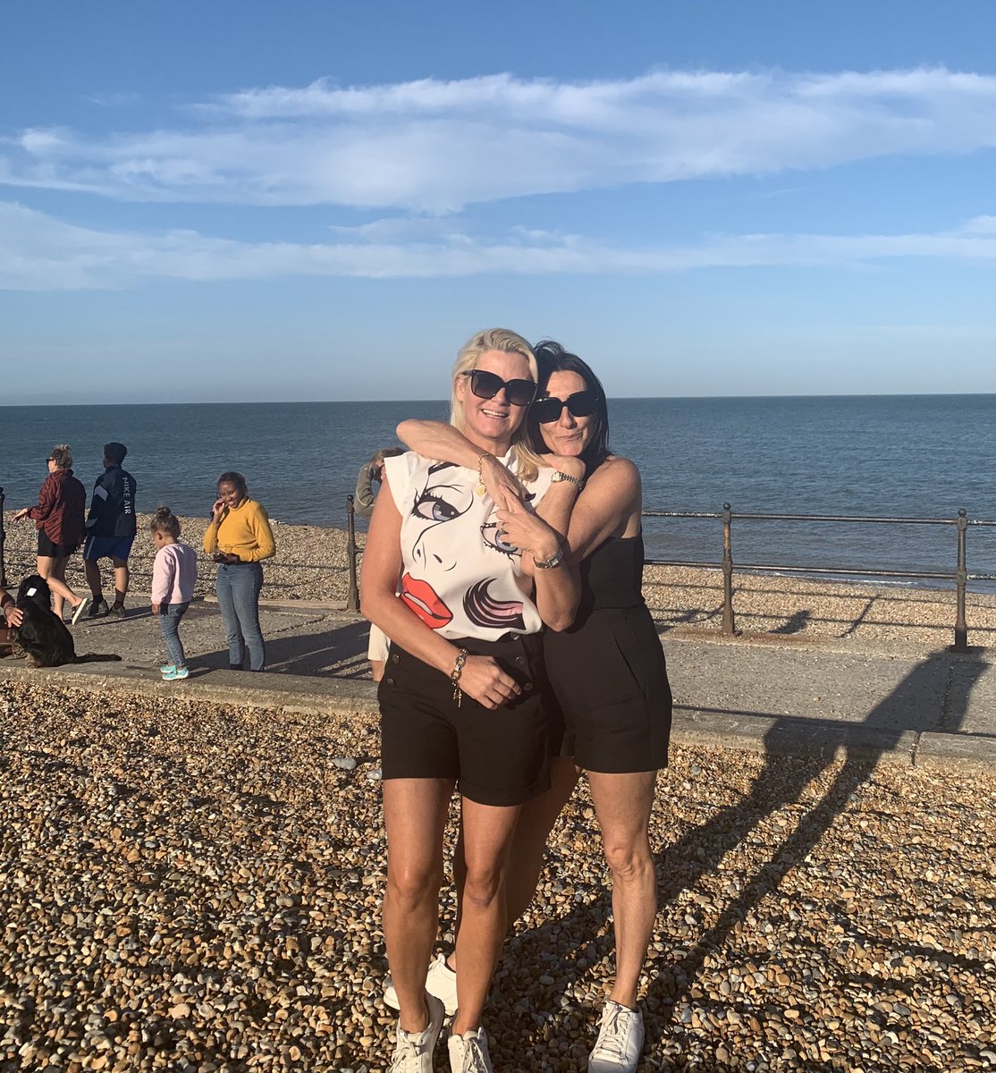 CatsCompilation's tweet image. A return to some kind of normality! 🤗❤️😎 #Friendship #EasingLockdown #Finally #ARatherWonderfulAfternoon