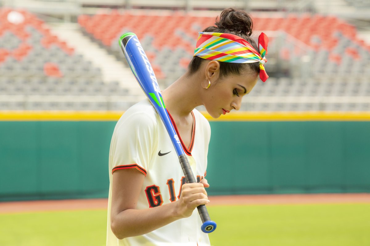 EstiloDF's tweet photo. ¿Y si robamos los jerseys de nuestros novios? Sin duda somos de la idea que usar una prenda así con unos buenos jeans o una falda de colores, hará que luzcas increíble. ♥️
#UnTip: los de @MLB_Mexico son ¡PERFECTOS! 😍⚾️ https://t.co/ei9YCiJghb
