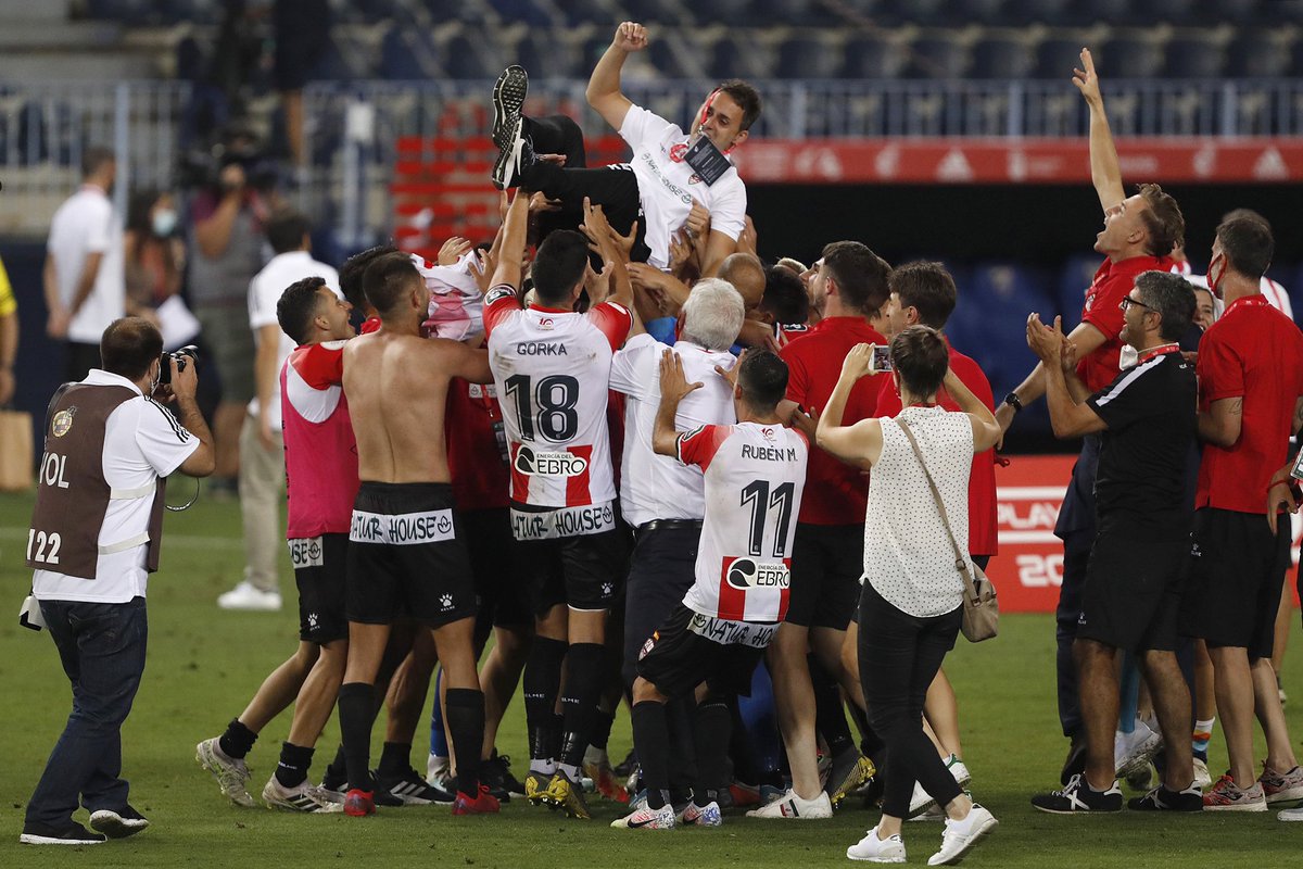 LaLiga's tweet photo. ❤️ Un EQUIPO.
❤️ Una FAMILIA.

🙌🏻 ¡Un ascenso bien vale un manteo!

#LaLigaSmartBank https://t.co/qy7S9wXqey