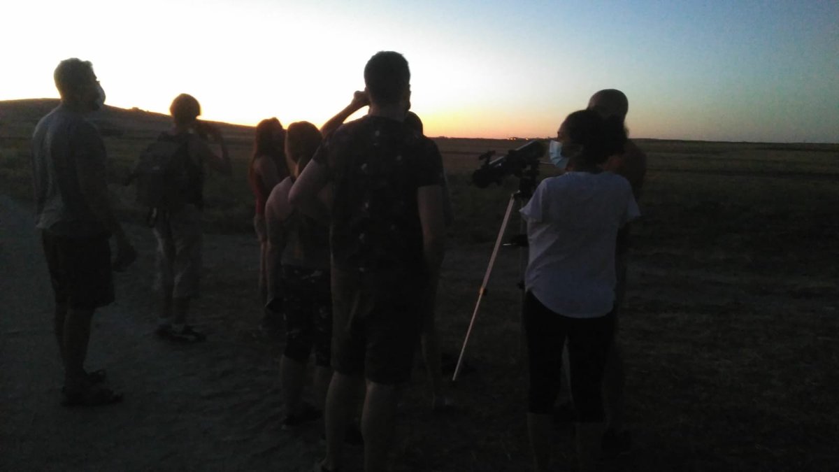 improimpar's tweet photo. De #ImproRural
Hoy hemos cerrado el día buscando el cometa.
#vivalaimpro https://t.co/ox397kkZAY