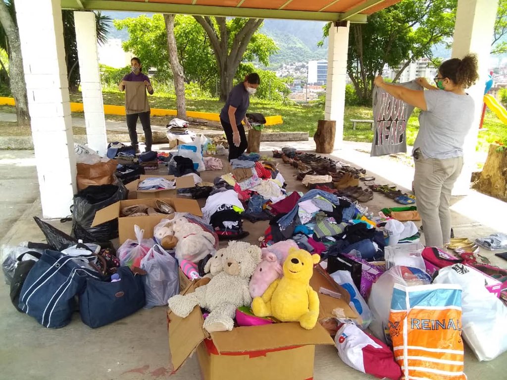 UrbinaAlta's tweet photo. Otro día exitoso y solidario 🙏🏼.
Vecinos organizados llevaron donaciones a #ParqueMOS con debida precaución 😷.
La Sra Gabriela Chacon apoyó organizando lo recibido para @Forjandofuturo
Gracias a tod@s, y guarden energías p seguir haciendo
#TejidoVecinal https://t.co/buWjxrdB2b
