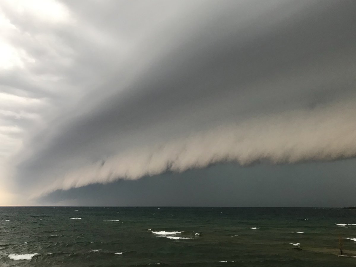 zwolfgrl's tweet photo. Lake Huron south of Tobermory #onstorm #onwx https://t.co/RBoyInssN2