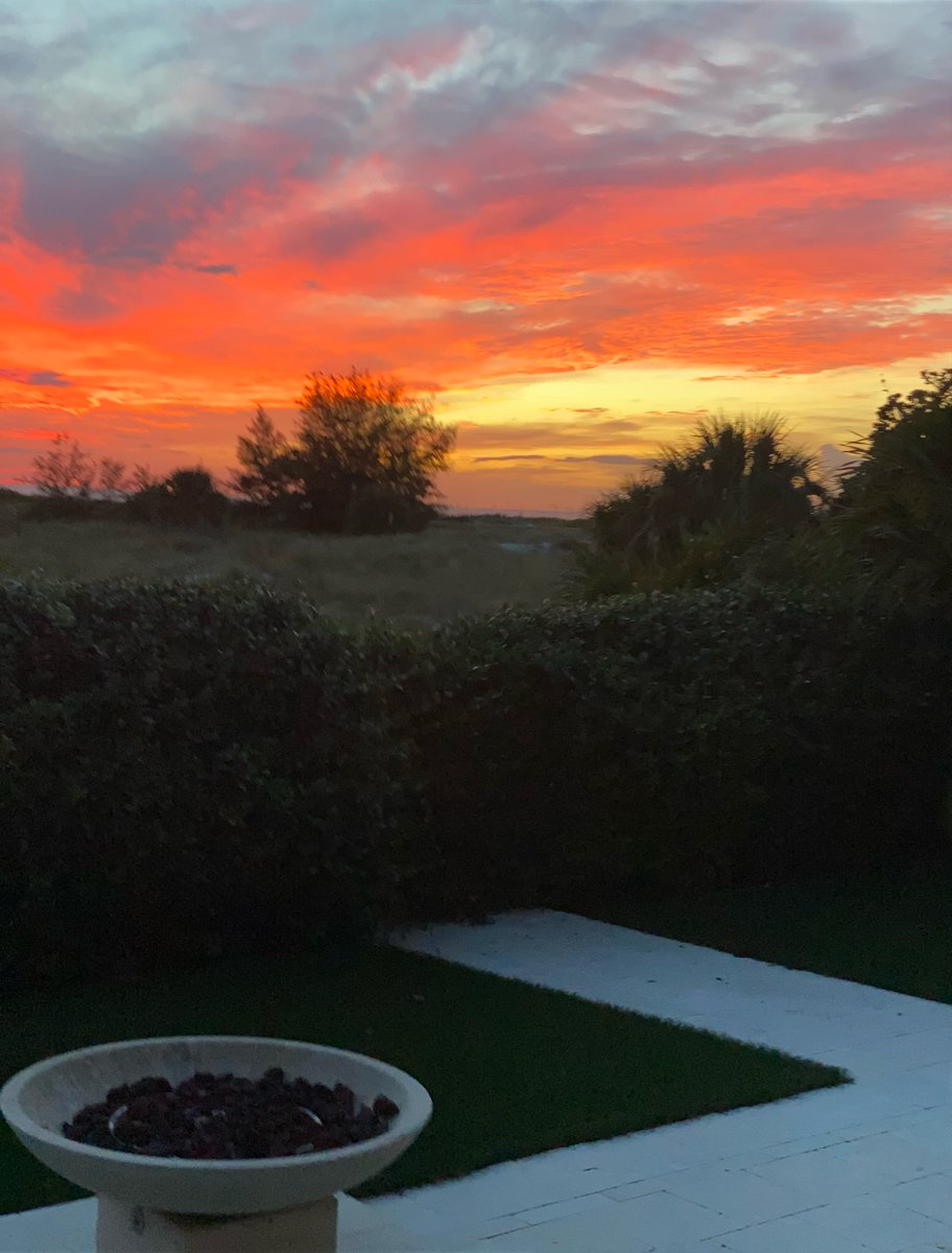 HulkHogan's tweet photo. Even the Heavens scream red and yellow HULKAMANIA Brother HH https://t.co/kd3kuvkDc5