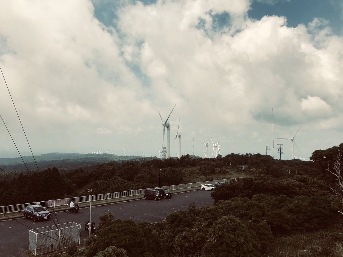 finecloud2020's tweet photo. 仕事で青山へ。少し寄り道して数十年ぶりの青山高原ウィンドファームの風力発電へ。やはり大きさは近くでないと感じれないものです。#風車 #風力発電 #青山高原 https://t.co/NAY4zlkpIz