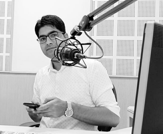 rjsahilmuzaffar's tweet photo. I always love to be in front of this magical equipment called #microphone🎤 which connects me with my lovely audience...
#Rj #radioJockey #microphonelove #onair #live #AIR #passion #radio #imlovingit https://t.co/Akjto5tk1L