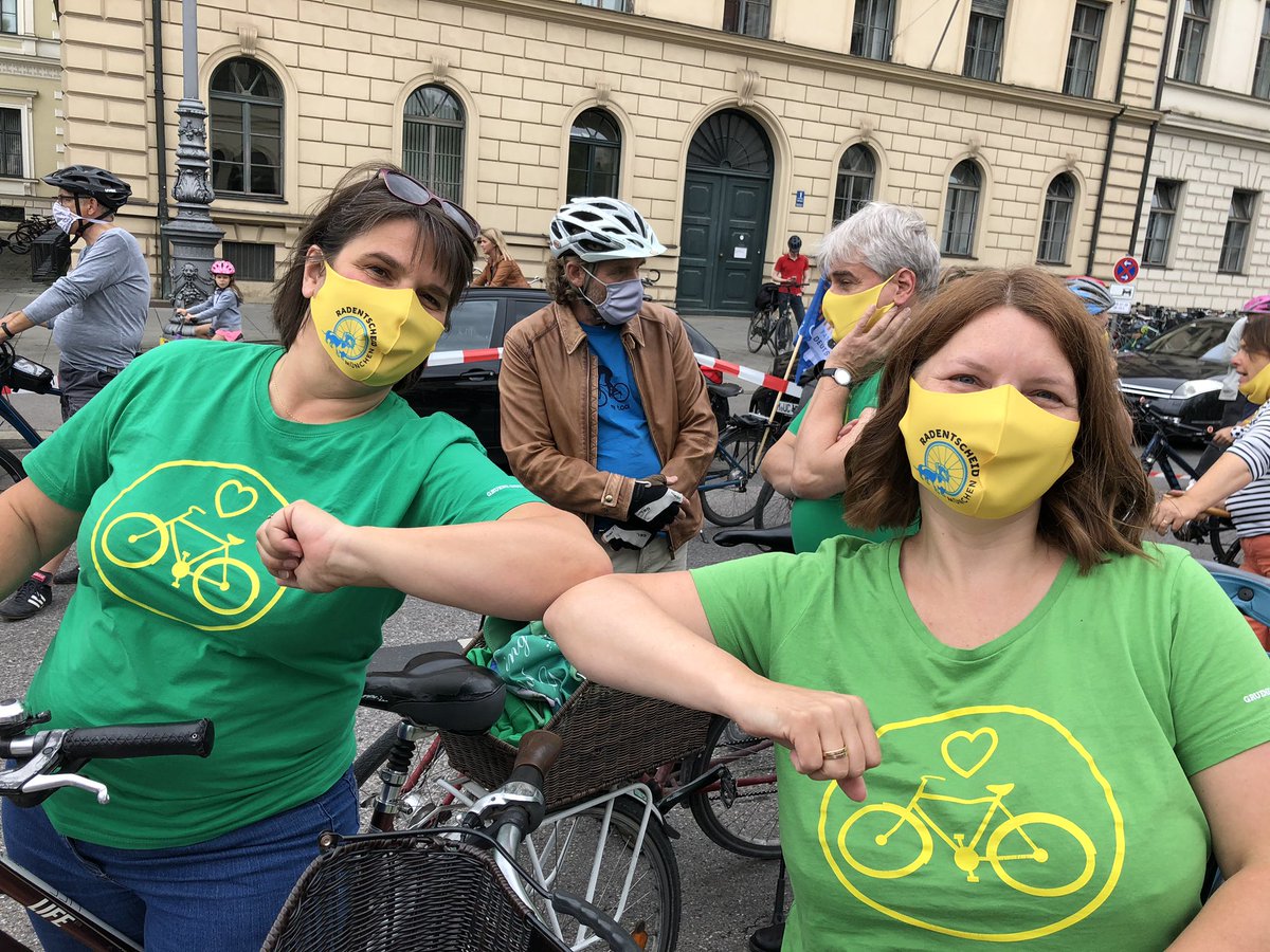 gudruncita's tweet photo. Was für ein erhebendes Gefühl, was für eine phänomenale Demonstration für die #Verkehrswende: Die #Altstadtradlring-Demo am Samstag hat ein klares Zeichen gesetzt 💖🚲🙏 Danke allen, die dabei waren.
#Grüne #Radldemo #Fahrrad #München #Radoffensive #Radentscheid https://t.co/vsHLkamoHp