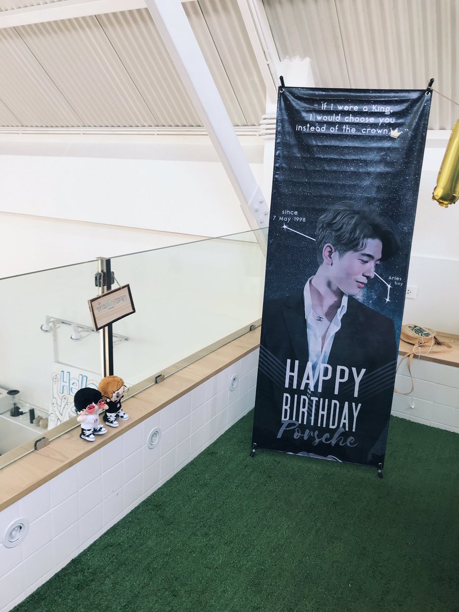 rsm_ee's tweet photo. น่าย้ากกกกกกก ยืนยิ้มกับรูปเพลินมากกกกกกกก ♥︎
#PorscheIsOurPalette​ #PorscheBDAY22nd https://t.co/cVHeqOiMli