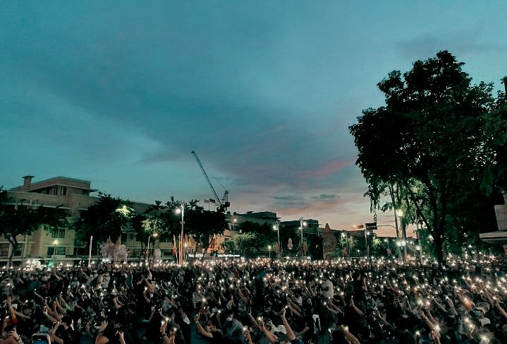 อยากมีความรู้สึกว่าเราชนะแล้วน่ะ เสียงของเราดังพอที่จะสามารถเปลี่ยนแปลงประเทศได้แล้ว ถึงวันนั้นจริงๆก็คงน้ำตาไหล สู้และหวังไปด้วยกันนะคะ แล้วมันจะสำเร็จในไม่ช้า ✊❤️
#เยาวชนปลดแอก