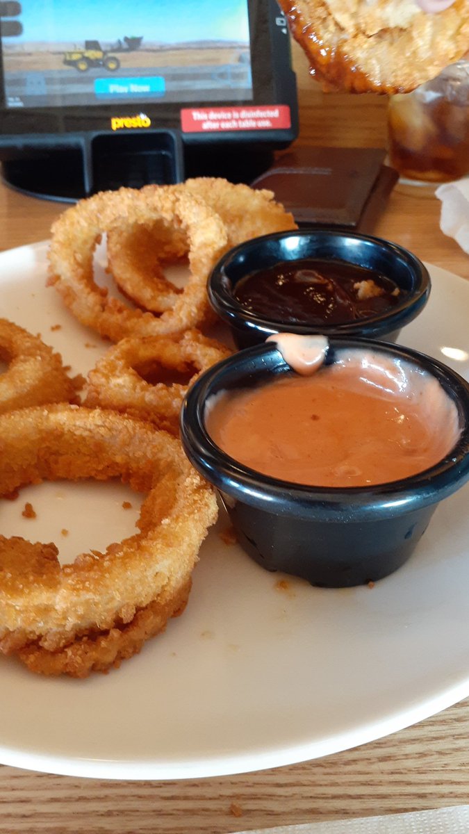 haileywaltman's tweet photo. Only in Idaho will an Applebee's employee make you fry sauce from scratch 😂 well done @Applebees https://t.co/gplRiNdNWL