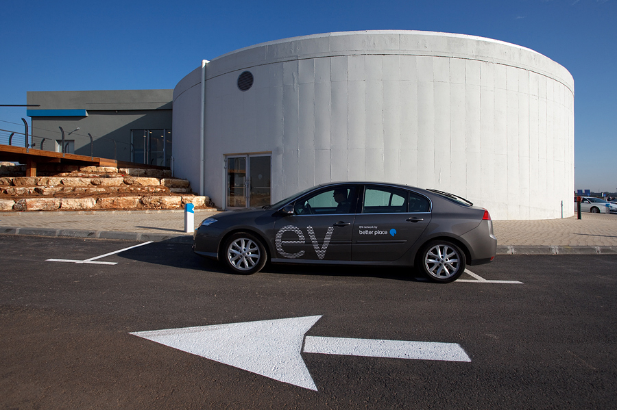 9/ We raised a billion dollars and spent it wildly. Being in my early 20s and flying all over the world, I loved it. Looking back on it, it wasn't the smartest way to build a startup. For example, we built this visitor center/dealership that put Starbucks Reserve to shame. Why?