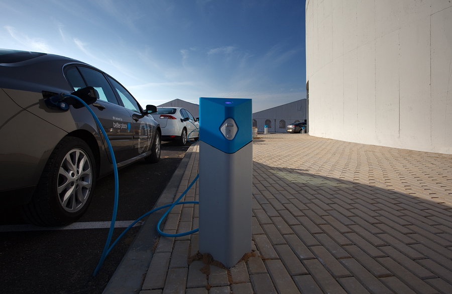 9/ We raised a billion dollars and spent it wildly. Being in my early 20s and flying all over the world, I loved it. Looking back on it, it wasn't the smartest way to build a startup. For example, we built this visitor center/dealership that put Starbucks Reserve to shame. Why?