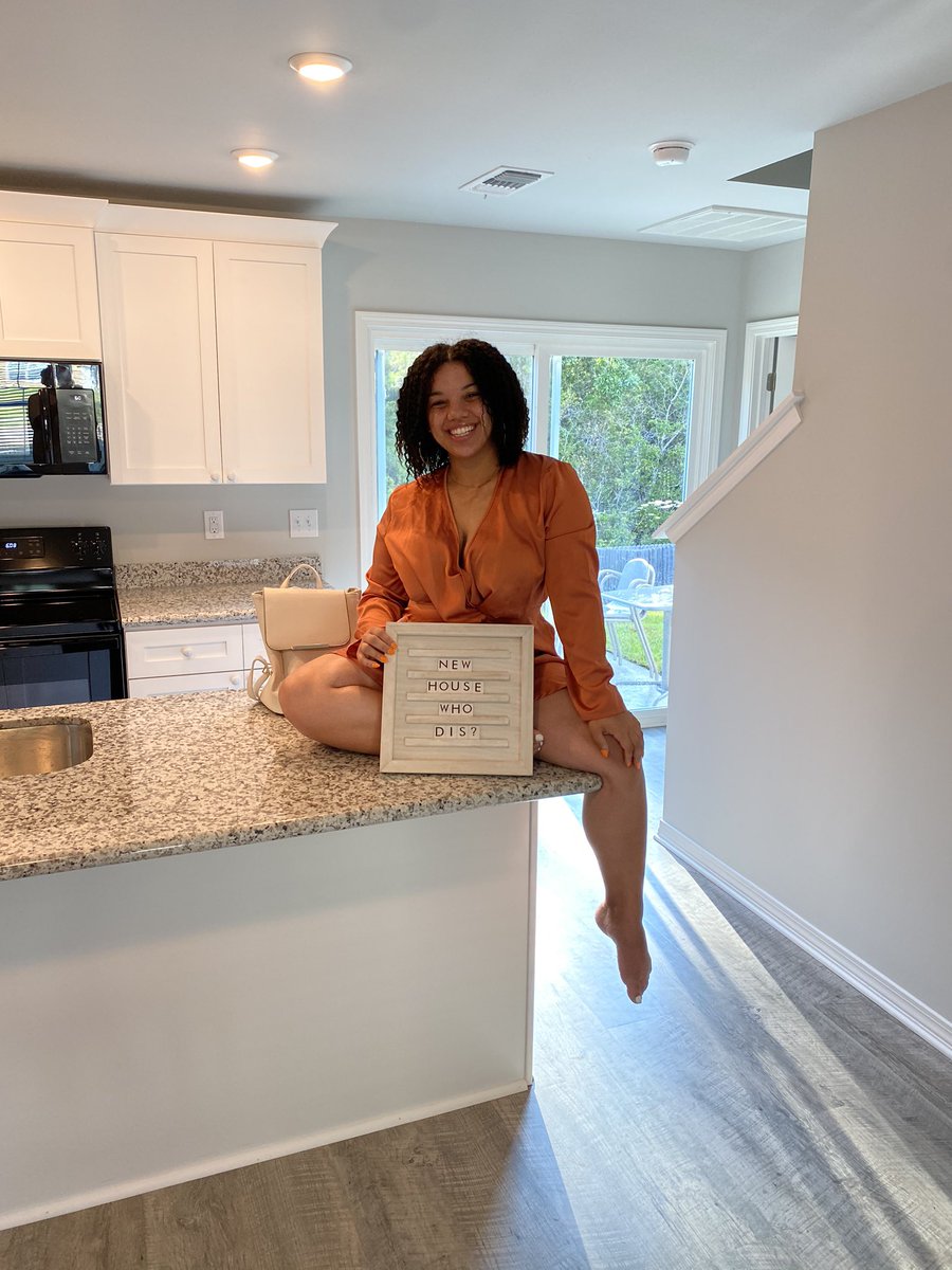 Randii_Roo's tweet photo. Miranda thee 23y/o Homeowner https://t.co/kBHQxqzz2M
