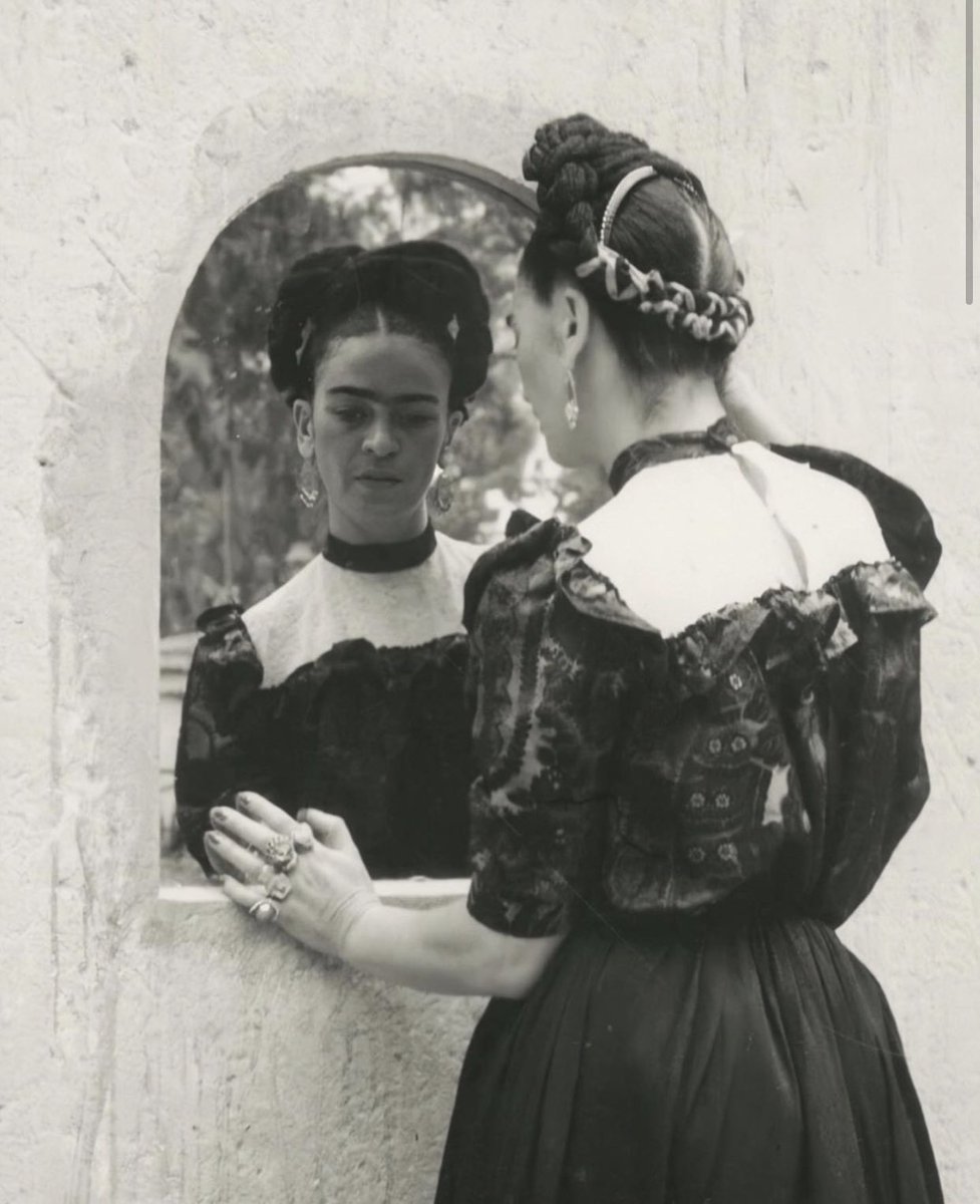 HistoryInPics's tweet photo. Frida Kahlo, 1944 https://t.co/bwL8muSOxq