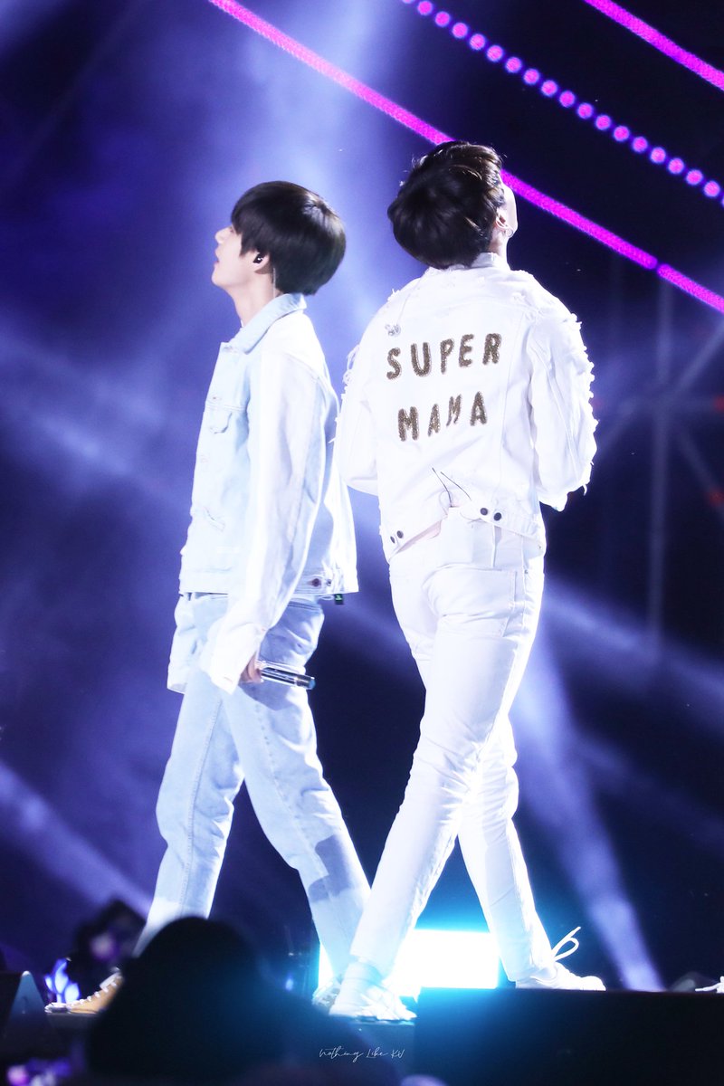 Strwberry_R9597's tweet photo. 190428 SBS Super Concert in Gwangju 광주 슈퍼콘서트 

#TAEHYUNG #BTSV #JUNGKOOK
#JK #V #태형 #정국 #뷔 #taekook #kookv #VKOOK #방탄소년단
#MTVHottest BTS @BTS_twt https://t.co/QqUYeSBUQ8