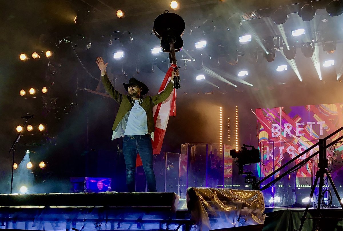 JonBeckett2's tweet photo. What an iconic picture of the one and only Mr. ⁦@BrettKissel⁩ 
#LiveAtTheDriveIn 
⁦@RiverCreeCasino⁩ 
8 #SoldOut Shows
Nobody does it better!
#ClassAct
#VirtualDriveIn 
#eventprofs 
⁦@productionworld⁩ https://t.co/hkoqd9bh5b