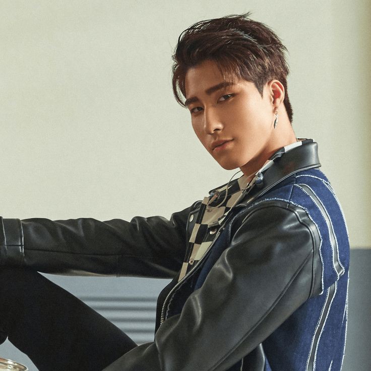 dazzlingharin's tweet photo. Harin being the most intimidating member of ONEWE : a thread https://t.co/XdEFwXDspm
