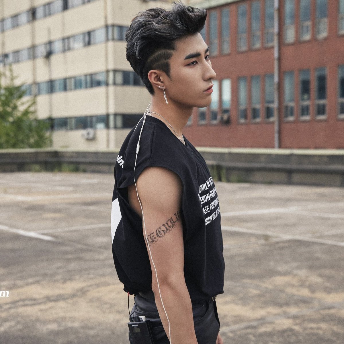 dazzlingharin's tweet photo. Harin being the most intimidating member of ONEWE : a thread https://t.co/XdEFwXDspm