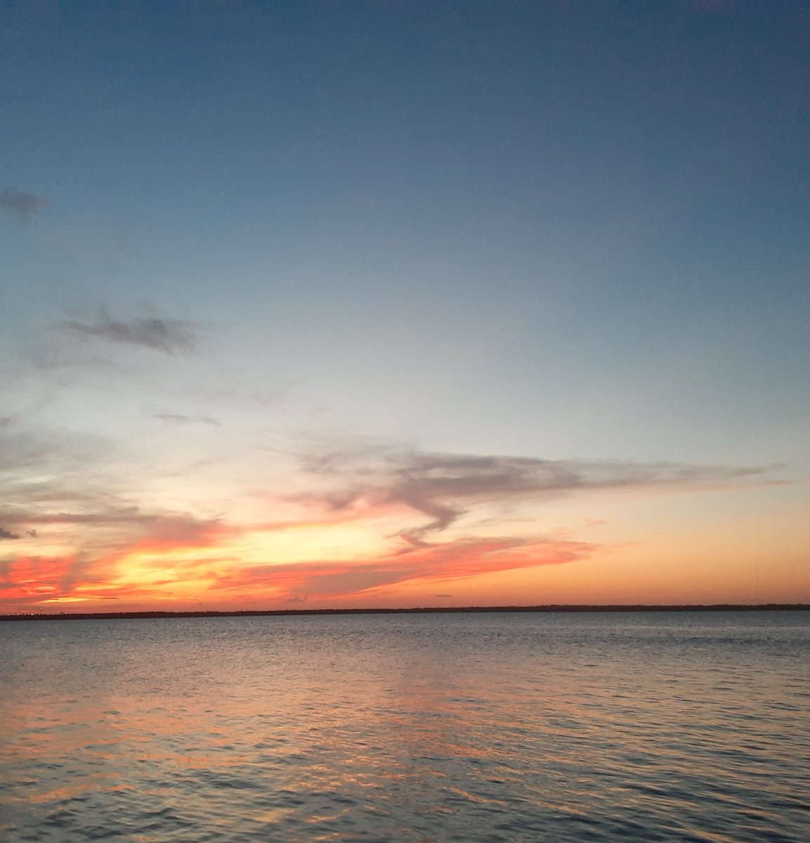 RoseRockin98's tweet photo. Thankful for Sunsets and Amazing Times https://t.co/5S9yT5hXx5