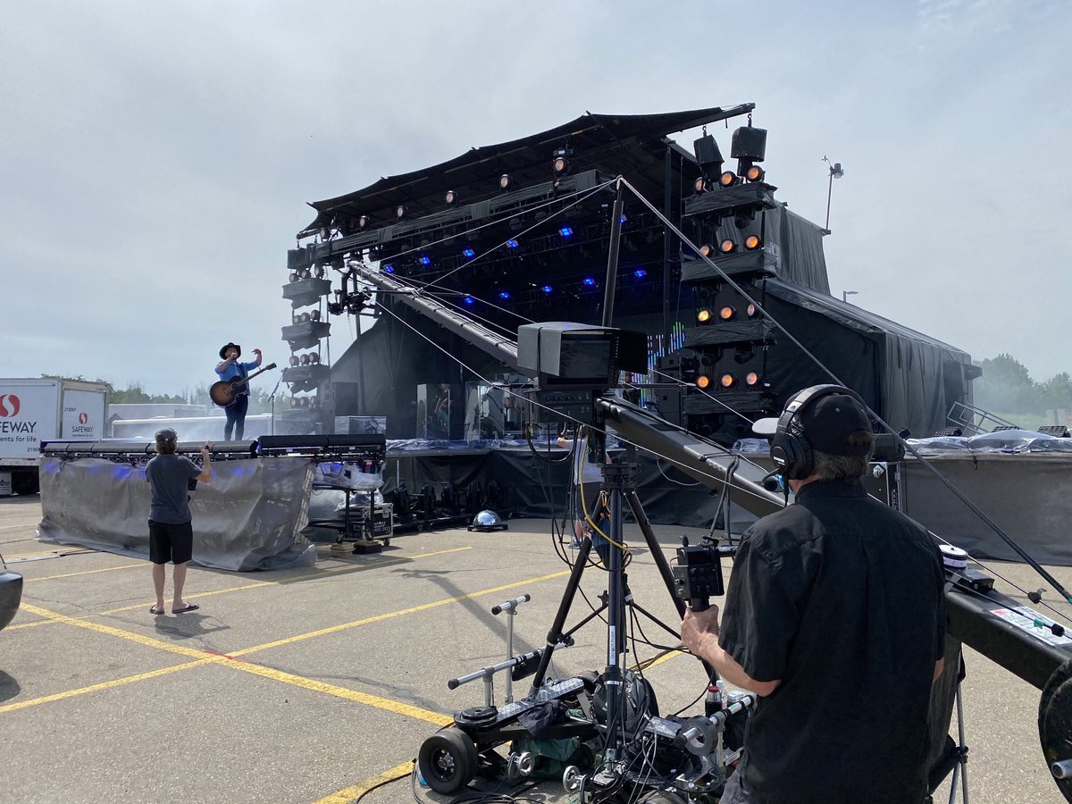 JonBeckett2's tweet photo. ⁦@ShadowArtCamera⁩ Art Raham doing what he does best
A 40’ #JimmyJib swinging around the parking lot ⁦@RiverCreeCasino⁩ 
For the ⁦@BrettKissel⁩ #LiveAtTheDriveIn 
8 #SoldOut shows!
#YegVideo
#YegMusic
#YegEvents
#eventprofs
⁦@productionworld⁩ https://t.co/1caK12eXRi