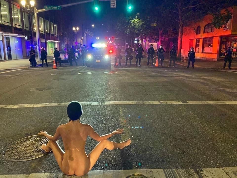 ilmeeyat's tweet photo. Forty years fm now when HS teachers going over year 2020, in history class, this will be one of pictures in all textbooks! 
Absolutely a legendary timeless photo! Fear a woman who in simple act of vulnerability &amp; peaceful resistance more bravery than an army of men. #NakedAthena https://t.co/3wyoEkvI5Y