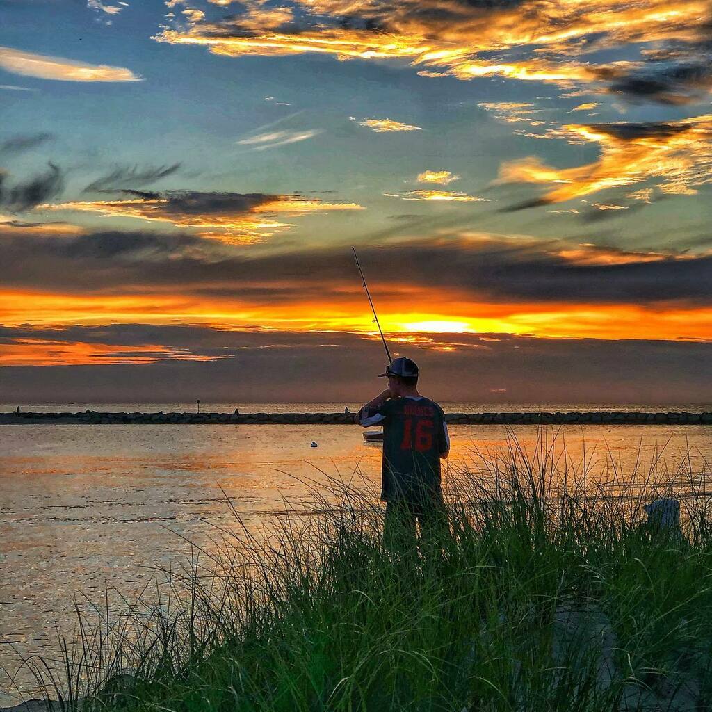 frankruel2's tweet photo. Fisherman trying to catch a Stripah while watching this spectacular Sunset.  #bestsunsetever #sesuitharbor #sunsetphotography #capecodsunset #sunsetlover #stripah #fishing #sunset_pics https://t.co/7hGOy7pbDV https://t.co/spvcX7UtbW