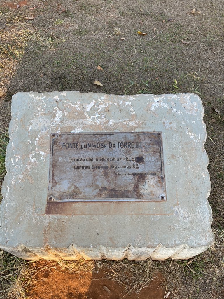 historiasdebsb's tweet photo. É impressionante como não cuidamos de nossas placas e deixamos a história se apagar. Essa aí é da inauguração da fonte luminosa da #TorredeTv. Tem 22 anos. https://t.co/VI95KBrM4X