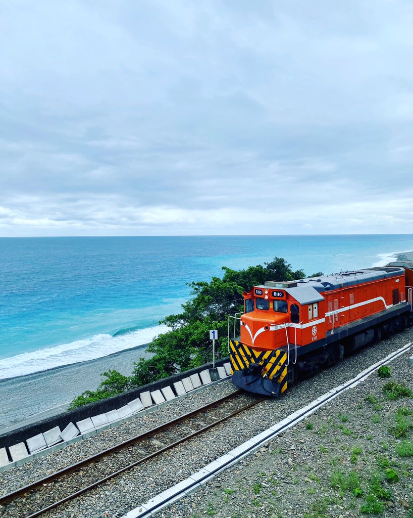wallace8101's tweet photo. 《多良車站》臺灣最美車站🚞

原為臺鐵招呼站，因業務清淡而裁撤。

後來因站址為山坡地，南迴鐵路工程處特別將車站以高架設計，一樓為候車室與售票處，二樓為月台，月台上的紅色欄杆為明顯特色，站在此處可鳥瞰太平洋，被譽為全臺灣最美的車站，吸引許多鐵道迷前來朝聖。《文：台東觀光旅遊網》 https://t.co/pZrnDC47qm