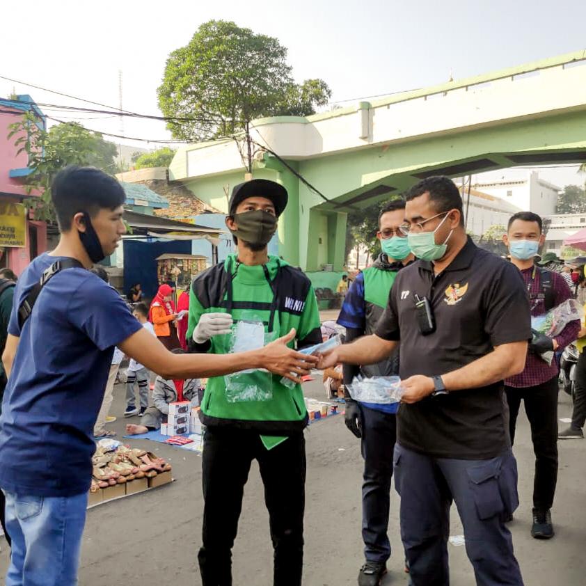 persebayaupdate's tweet photo. Mulai pagimu dengan #wanimaskeran

Beberapa titik di Surabaya hari ini "diserbu" Bonek yang bagi-bagi masker

Masjid Agung Surabaya, Tugu Pahlawan dan pasar-pasar yang menjadi sasaran https://t.co/CZq1It4jCA