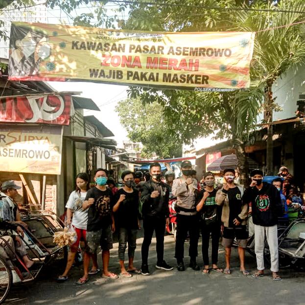 persebayaupdate's tweet photo. Mulai pagimu dengan #wanimaskeran

Beberapa titik di Surabaya hari ini "diserbu" Bonek yang bagi-bagi masker

Masjid Agung Surabaya, Tugu Pahlawan dan pasar-pasar yang menjadi sasaran https://t.co/CZq1It4jCA