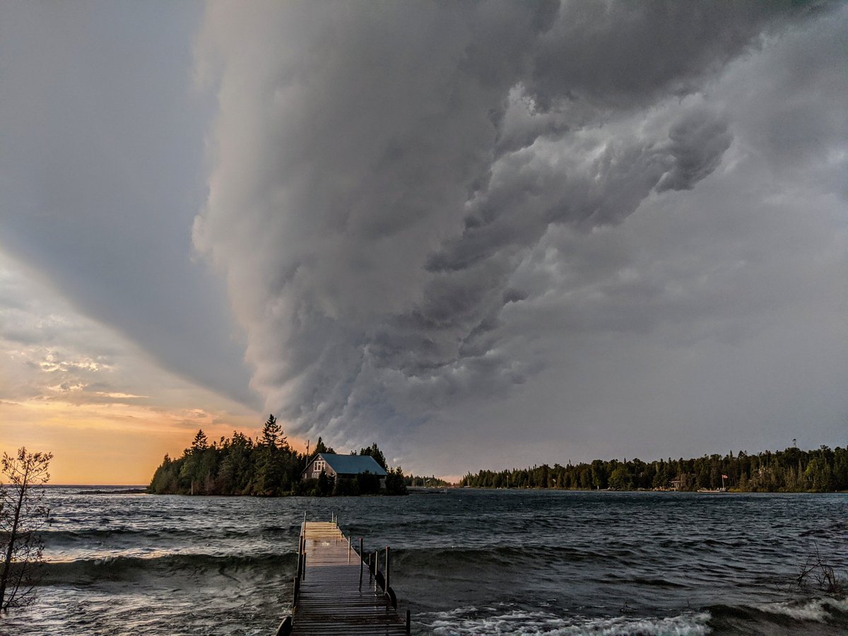 sneakr's tweet photo. Fast moving front around Tobermory tonight! https://t.co/zF7UzfC02G