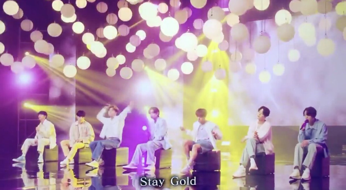 bts_mimin_1013's tweet photo. 昨夜の #SONGS 心と心が繋がっているようだった💜😊😊💜
#BlackSwan では.天井に⟭⟬ 💜
#StayGold では、球体(アミボム)がウェーブする演出がされていた💜
パフォーマンスも演出も最高だったし、彼らの人柄が素敵だからこそ好きなんだ💜💜💜
#SONGS_BTS
@BTS_twt
Stay Gold Your eyes tell BTS https://t.co/SZWe4P2far