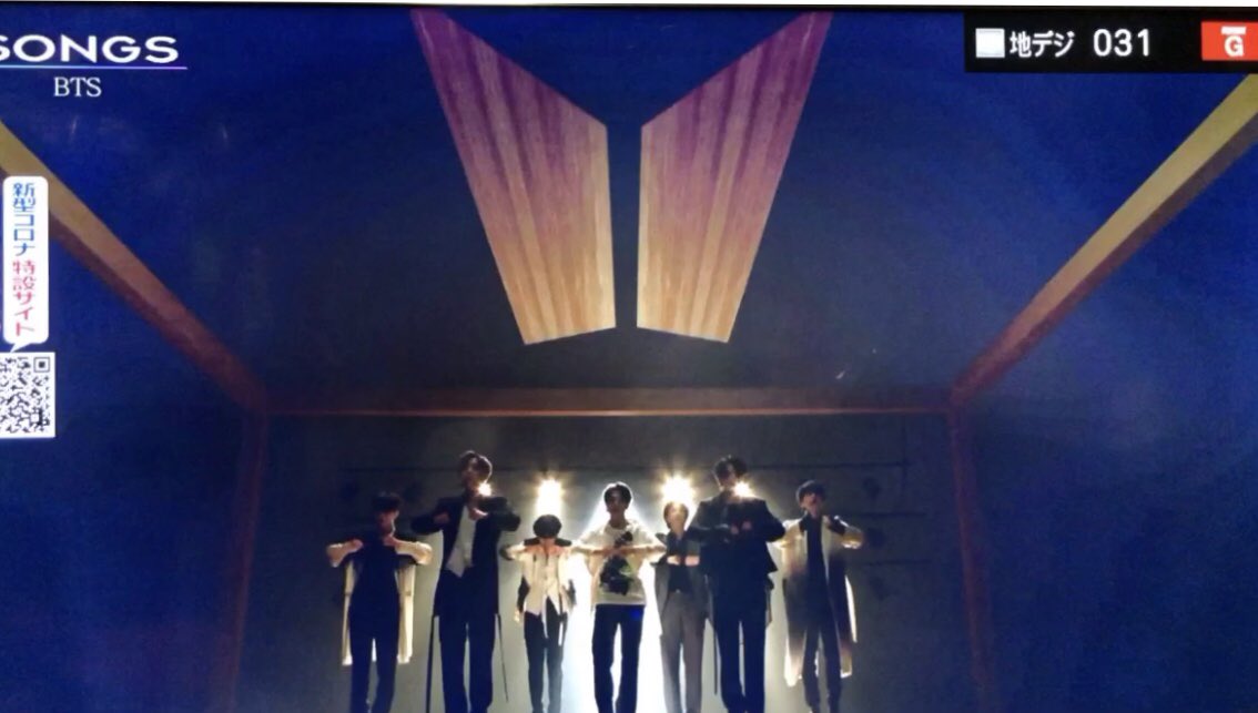 bts_mimin_1013's tweet photo. 昨夜の #SONGS 心と心が繋がっているようだった💜😊😊💜
#BlackSwan では.天井に⟭⟬ 💜
#StayGold では、球体(アミボム)がウェーブする演出がされていた💜
パフォーマンスも演出も最高だったし、彼らの人柄が素敵だからこそ好きなんだ💜💜💜
#SONGS_BTS
@BTS_twt
Stay Gold Your eyes tell BTS https://t.co/SZWe4P2far
