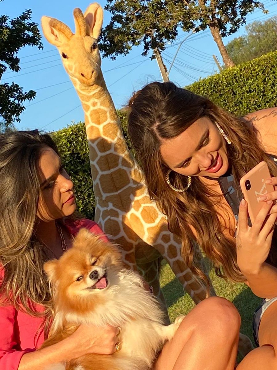 rafakalimann_'s tweet photo. Esse mutirão foi lacração totaaaal...Old que vocês arrasaram muito.
E, vamos de mais surtos então.
Segue fotinha de Titchela e Rafa, especialmente para vocês #Girafa 🦒 ❤️ @gizellybicalho https://t.co/rBiytbMo6f