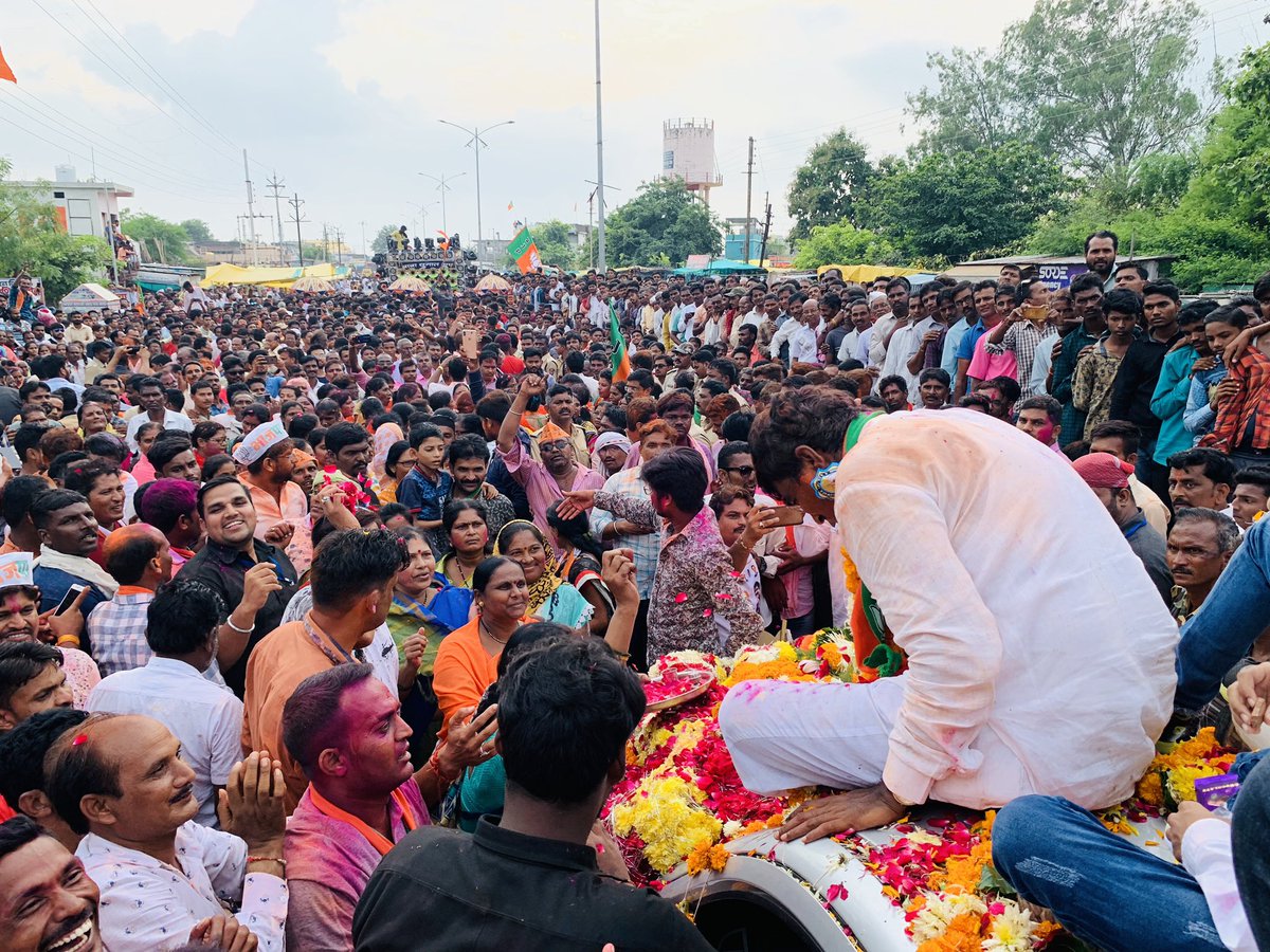 BChimur's tweet photo. लोकनेते चिमूर विधानसभा क्षेत्राचे तडफदार नेत्तुत्व विकासपुरुष, जनसामान्यांचे गोरगरिबांचे कैवारी,युवकांचे प्रेरणास्थान आदरणीय श्री कीर्तिकुमार उर्फ बंटीभाऊ भांगडीया साहेबांना वाढदिवसाच्या अनंत कोटी शुभेच्छा !! https://t.co/ERgZPZVUbh