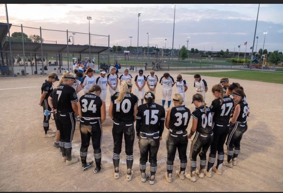 brandyc01's tweet photo. These girls had a great week in KC. They took 2nd in the USA Elite Select Summer Nationals. Even met a future college teammate. #okforce03 #USAESSummerNationals https://t.co/PJSn0q6NJ6