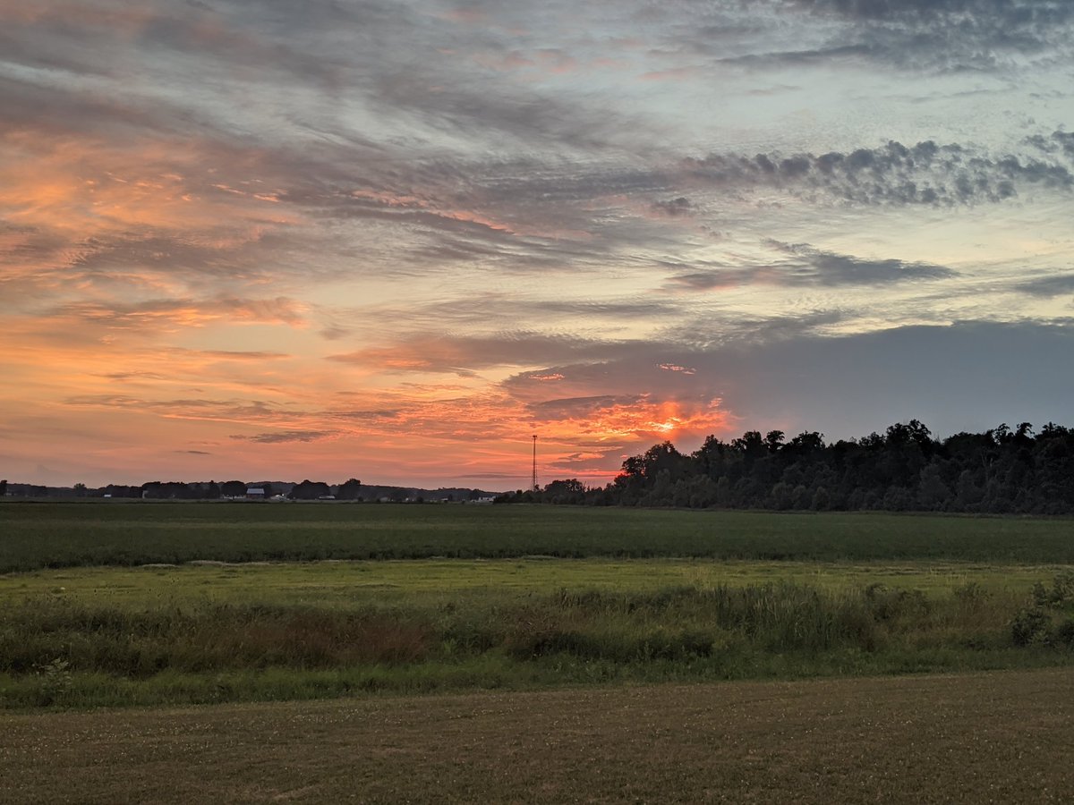 myboxerandI's tweet photo. A little country living with family tonight. #outdoors #lakelife #sunset #wetline https://t.co/Lf485Wu1Xc
