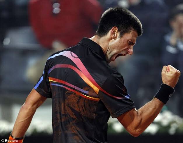 Every characteristic was still there, with the striped polo shirt dominating Novak’s wardrobe! But with him they went a little different, putting details like wings and dragons on its back
