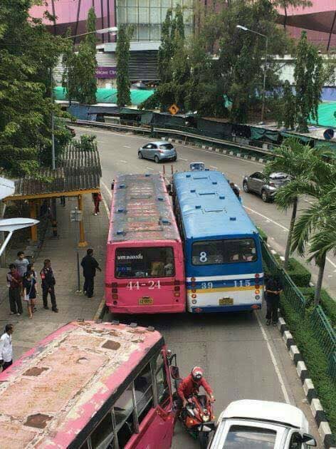 รถเมล์มันโดนใช้งานมานานจนหมดอายุขัย อยากไปเกิดใหม่แล้วค่ะ เงินพวกเรามันต้องมาช่วยพวกเรา ไม่ใช่ลงในบัญชีใครก็ไม่รู้ #เยาวชนปลดแอก #ให้มันจบที่รุ่นเรา