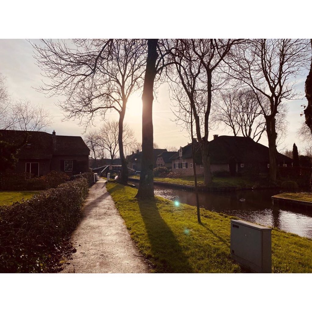 Fabulotzu's tweet photo. Tzuyu ins update 
“I had a good time when I went to Netherlands with my family.
I wanna go again💗
The instant noodles were good too..”
https://t.co/8UTVE2QaP4 https://t.co/jAvJB4GMHt