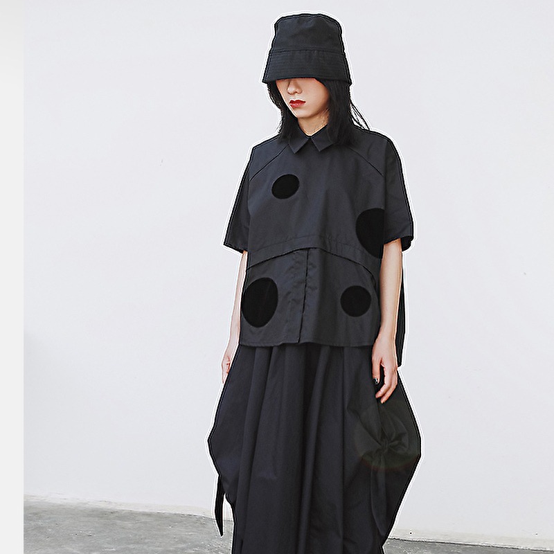 On Seasonz レトロな水玉が病み可愛いワントーン黒コーデの半袖シャツ デザイナー山本耀司にインスパイアされた病み可愛いデザイン 水玉模様のデザインに前後着丈の異なるヘム丈のシルエット プルオーバーに裾ワタリはゆったりめ 詳細はこちら T