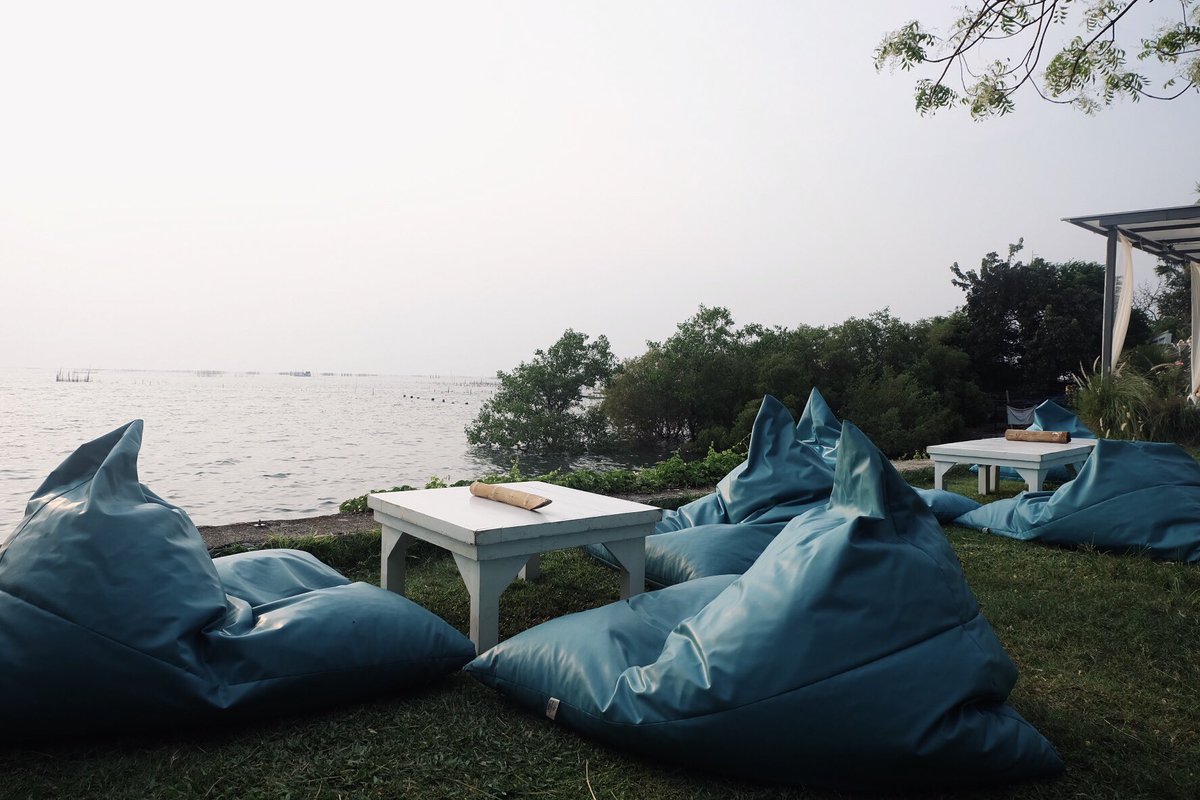 JUM_JAE's tweet photo. ถือว่าเป็นร้านที่บรรยากาศดี มาhangout กับเพื่อนๆได้เลย แต่ถ้าอยากได้ที่นั่งวิวดีๆต้องโทรมรจองก่อนนะ ไม่งั้นเต็มเด้อ #austincafe #คาเฟ่ชลบุรี #รีวิวคาเฟ่ #จำเจไม่จำเจ https://t.co/XlLRANQvIJ